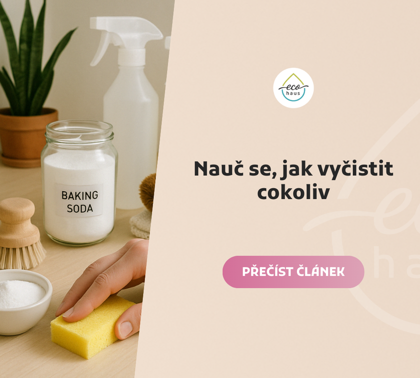 Nauč se, jak vyčistit cokoliv – ruka držící bílý rozprašovač nanáší čistící prostředek na znečištěný povrch.