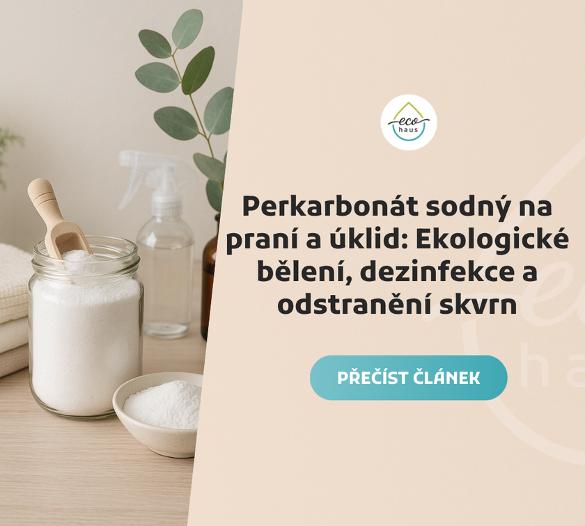 Balení přírodního odstraňovače skvrn PUER od EcoHaus stojí na bílé pračce vedle úhledně složených ručníků v pastelových barvách. Okolní čistota, svěží prádlo a jemné jiskření evokují pocit hygieny a svěžesti. Perkarbonát sodný na praní a úklid