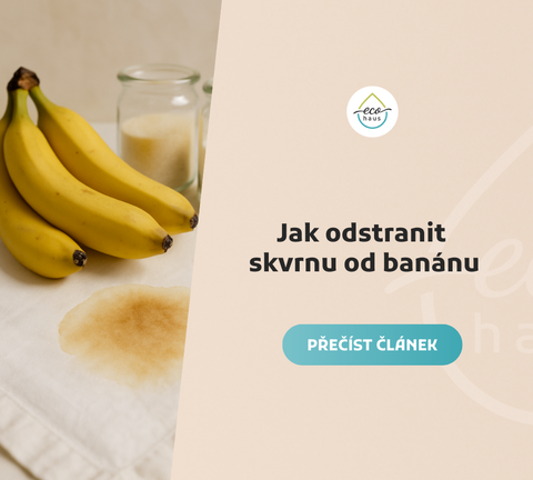 Zralé banány položené na světlém ubrusu s velkou hnědavou skvrnou od banánu v popředí