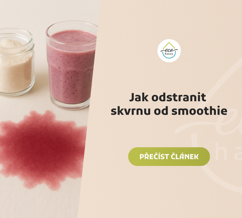 Skvrna od růžovofialového smoothie na světlém textilním podkladu, v popředí výrazná kulatá skvrna s jemně rozpitými okraji.
