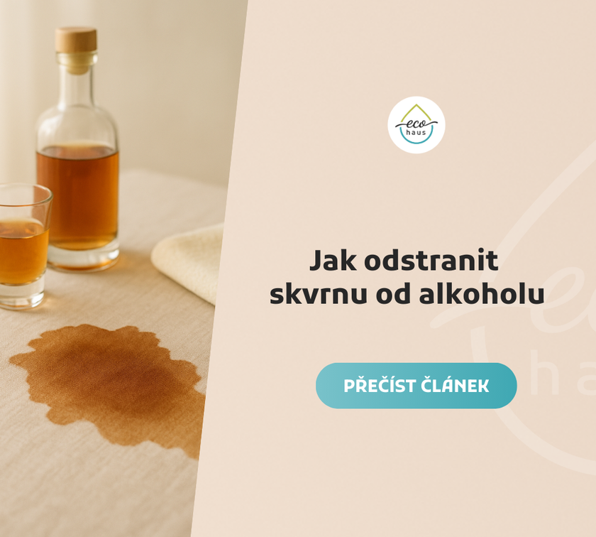 Skvrna od alkoholu na béžovém ubrusu v popředí, vedle skleničky a lahve s tmavě jantarovým nápojem