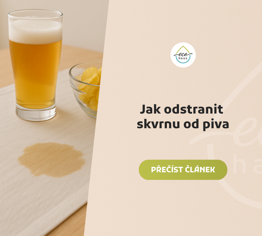 Sklenice piva a miska brambůrků na světlém ubrusu s viditelnou skvrnou od piva v popředí, jemné denní světlo a přírodní barevná paleta bez lidí.