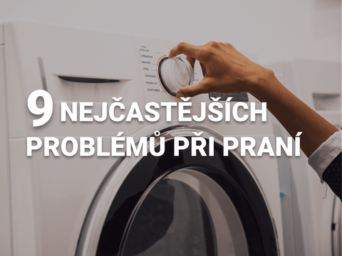 9 nejčastějších problémů při praní – ruka nastavuje prací program na přední straně moderní pračky.