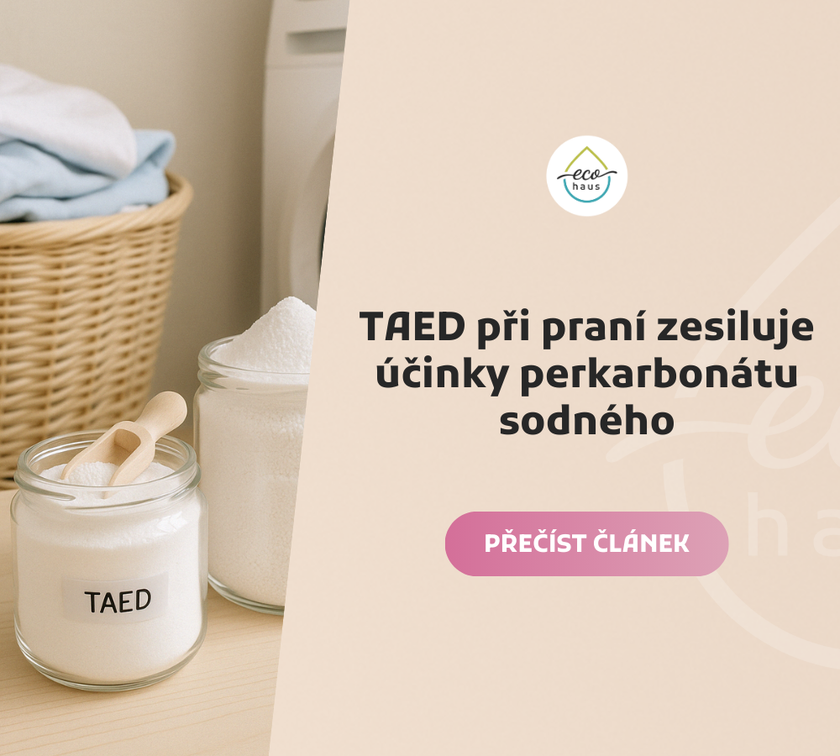 Ekologický aktivátor TAED Puer na bílé pračce vedle složených modrých ručníků, obklopený drobnými fialovými květy v jemně nasvícené a čisté prádelní scéně.