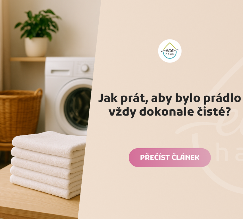 Dokonale čisté prádlo – složené bílé ručníky v moderní světlé prádelně s pračkou, proutěným košem a pokojovou rostlinou, ukázka efektivního praní bez chemie.
