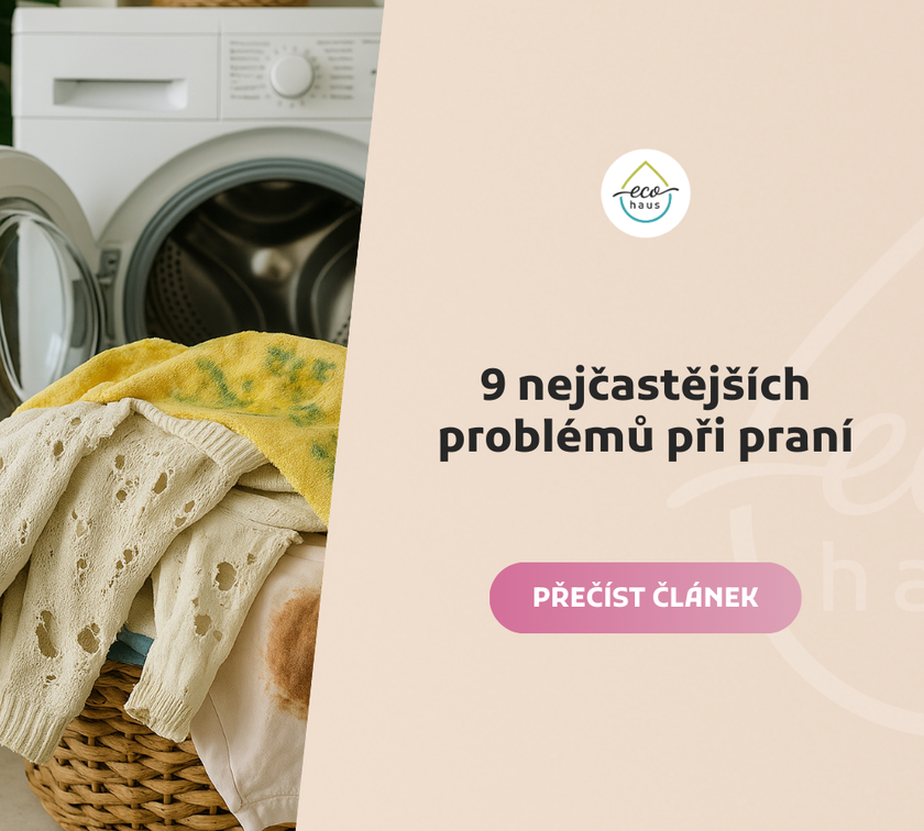 9 nejčastějších problémů při praní – Detail moderní pračky s otevřenými dvířky, z jejíhož bubnu visí tři poškozené kusy oblečení – zašpiněný žlutý ručník, sepraný krémový svetr a narůžovělá zmačkaná košile. V pozadí je vidět proutěný koš na prádlo a zelen