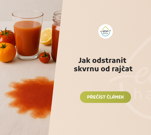 Detailní fotografie velké skvrny od rajčat na světlém plátně; v pozadí sklenice s rajčatovou šťávou a sklenice s omáčkou.