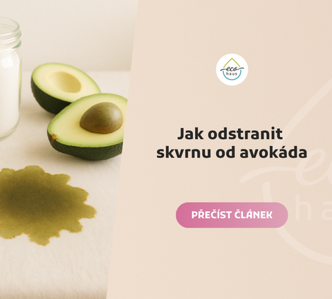Sklenice s bílým práškem a dvě půlky avokáda položené na světlém ubrusu se zřetelnou tmavou skvrnou