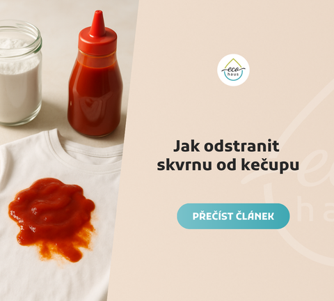 Fotografie zachycuje odstraňování skvrny od kečupu na bílém tričku. 