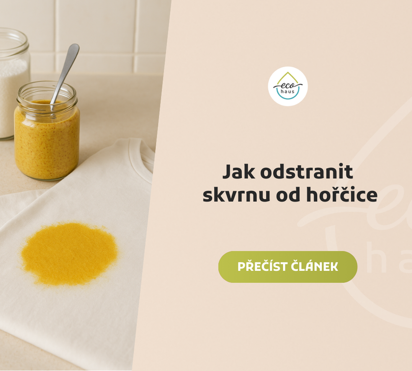 Fotografie na světlé béžové, jemně tečkované kuchyňské desce zachycuje velkou žlutou skvrnu od hořčice na složeném bílém tričku v popředí.