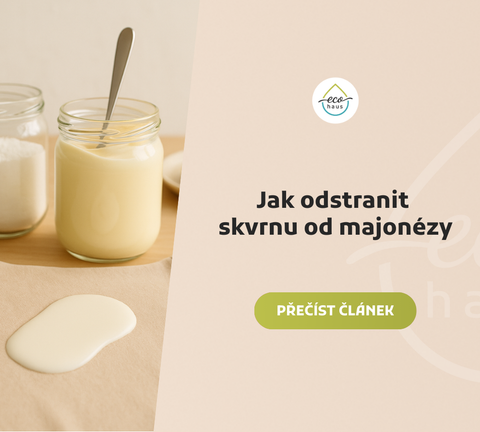 Beige tričko se skvrnou od majonézy v popředí, za ní dvě sklenice – jedna sypká bílá látka, druhá majonéza se lžičkou uvnitř. 