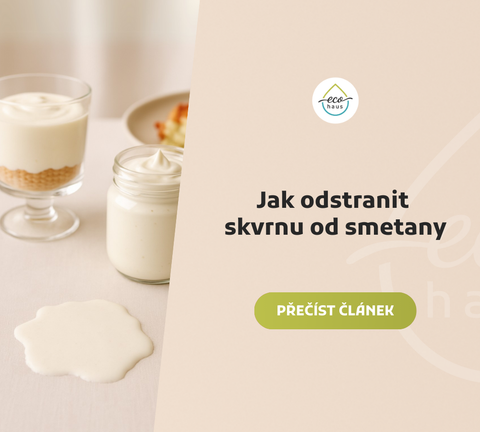 Fotografie zachycuje tři kulinářské předměty na světlém ubrusu: sklenici s vrstveným dezertem, skleničku s hustou smetanou a v pozadí talíř s jídlem.