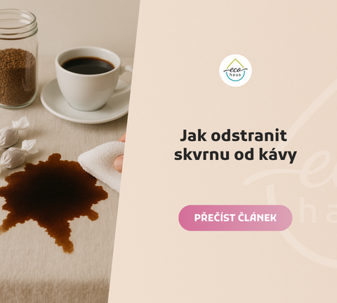 Bílý šálek černé kávy na podšálku, sklenice se sypkou kávou a dva zabalené bonbony položené na světlém lněném ubrusu s tmavou kávovou skvrnou v popředí, do které se jemně vtlačuje bílý ručník.