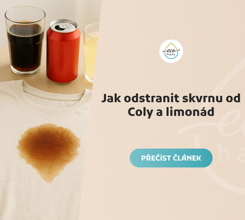 Světle béžové tričko s výraznou hnědou skvrnou od limonády uprostřed, položené na světlém dřevěném povrchu. V horní části snímku jsou umístěny tři nápoje – sklenice s colou, červená plechovka a sklenice se světlou limonádou. 