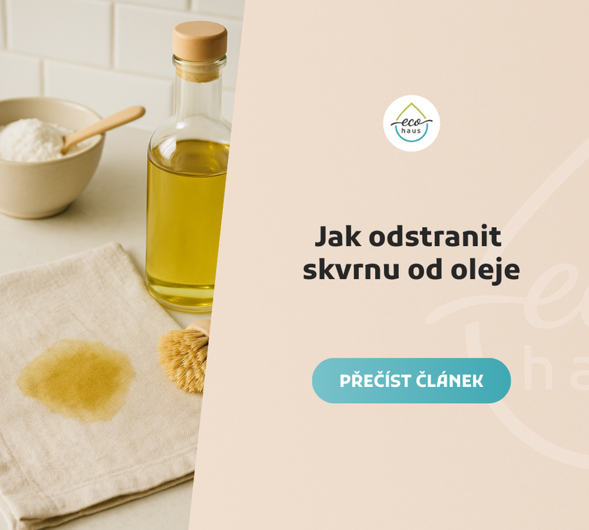 Na světlé kuchyňské desce je rozprostřený béžový hadřík se žlutohnědou skvrnou od oleje. Vedle něj stojí skleněná láhev s olivovým olejem s dřevěným uzávěrem, dřevěný kartáč a keramická miska s bílým práškem a dřevěnou lžičkou.