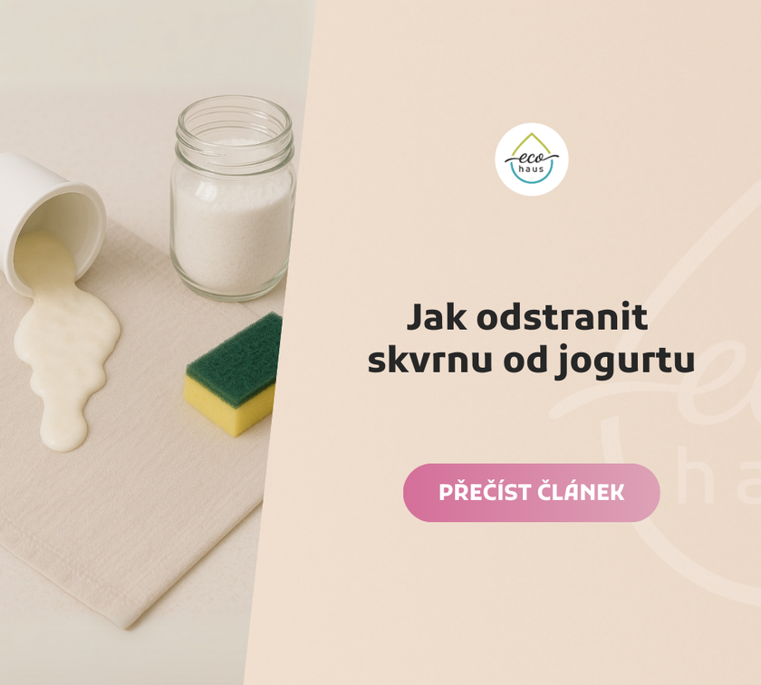 kvrna od jogurtu na přírodní látce s ekologickými čisticími pomůckami – otevřený kelímek, rozlitý jogurt, houbička a rozprašovač – přirozené světlo, udržitelný úklid